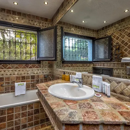 Vivi Homes - Costabella Pool, Sauna, Garden & Villa *