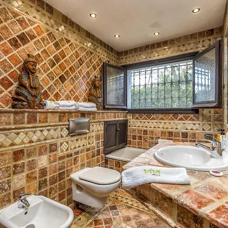 Vivi Homes - Costabella Pool, Sauna, Garden & Villa *