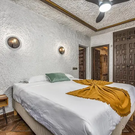 Vivi Homes - Costabella Pool, Sauna, Garden & Villa *