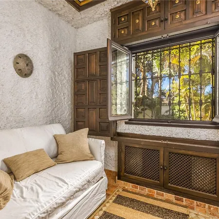 Vivi Homes - Costabella Pool, Sauna, Garden &